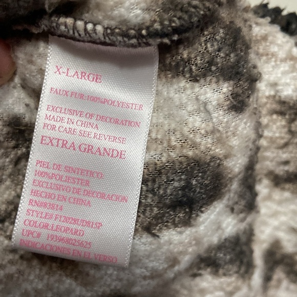 Cozy Sherpa cheetah pullover - Picture 3 of 4